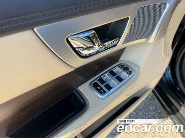 Jaguar XF 2014 — photo 15