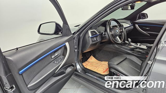 BMW 3-Series 2018 — photo 13