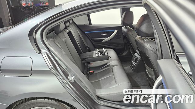 BMW 3-Series 2018 — photo 18