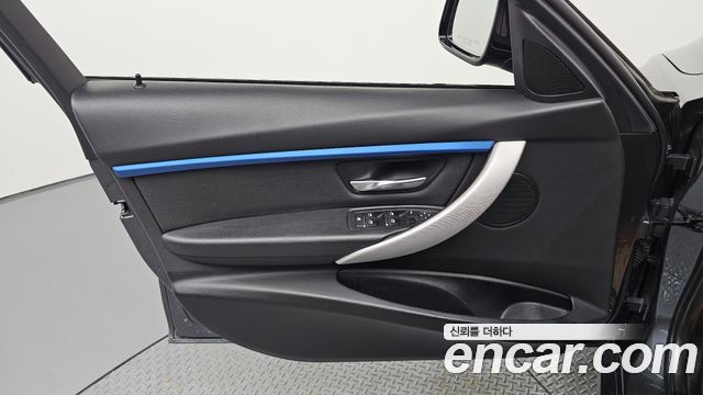 BMW 3-Series 2018 — photo 14