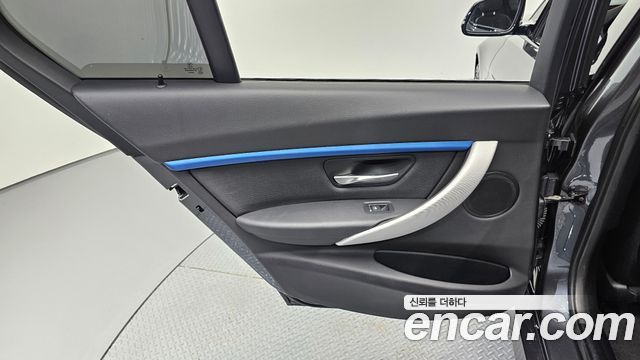 BMW 3-Series 2018 — photo 15
