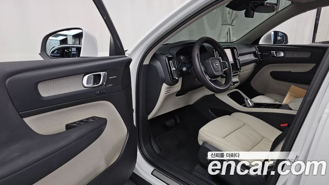 Volvo XC40 2023 — photo 13
