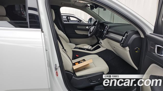 Volvo XC40 2023 — photo 17