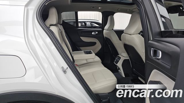 Volvo XC40 2023 — photo 18