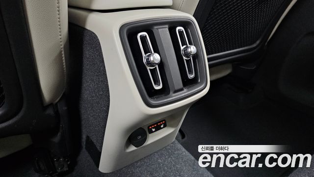 Volvo XC40 2023 — photo 24