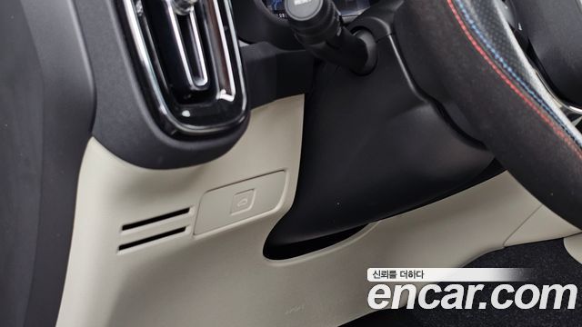 Volvo XC40 2023 — photo 25