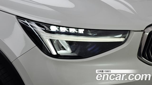 Volvo XC40 2023 — photo 8