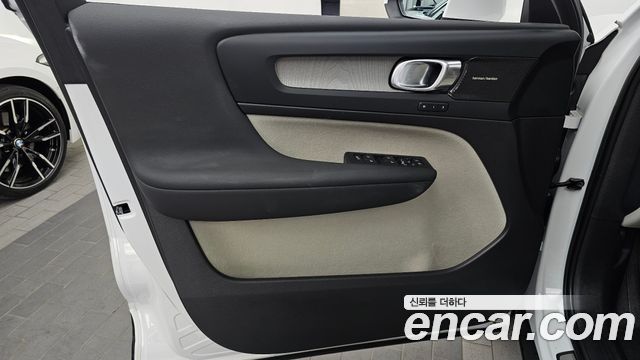 Volvo XC40 2023 — photo 14