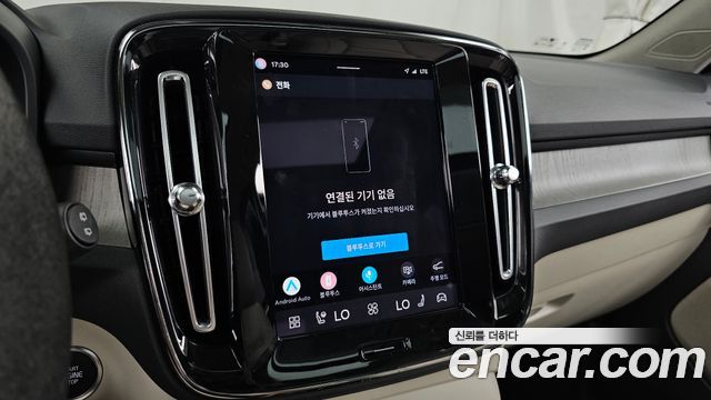 Volvo XC40 2023 — photo 33