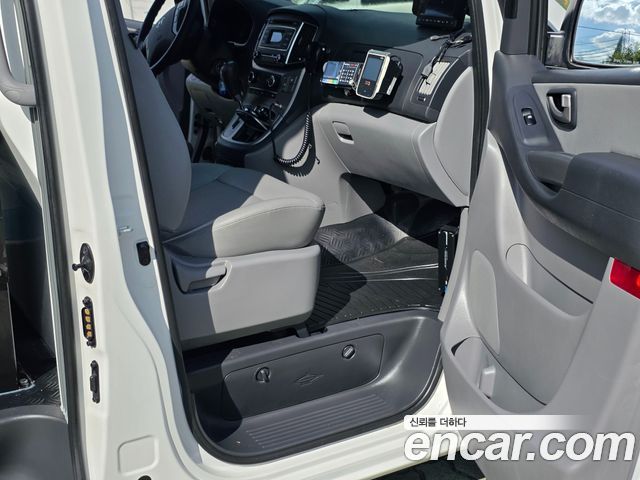 Hyundai Starex 2017 — photo 19