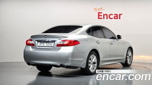 Infiniti M 2011 — photo 2