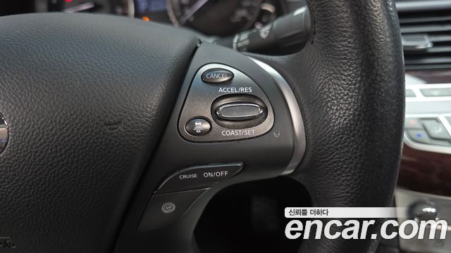Infiniti M 2011 — photo 15