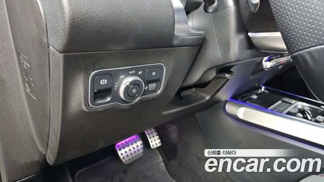 Mercedes-Benz GLB-Class 2021 — photo 25