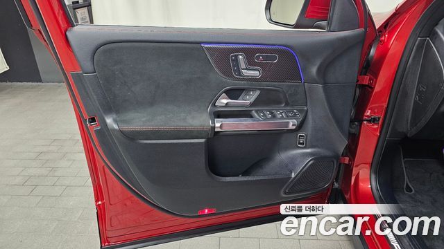 Mercedes-Benz GLB-Class 2021 — photo 14