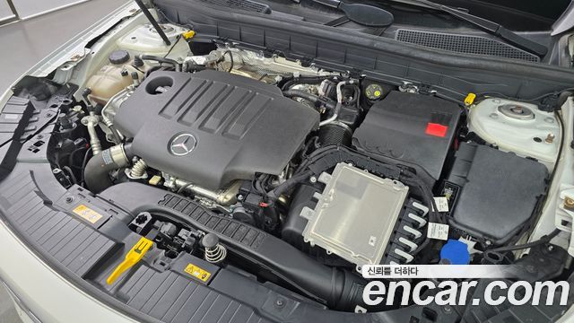Mercedes-Benz GLB-Class 2021 — photo 6