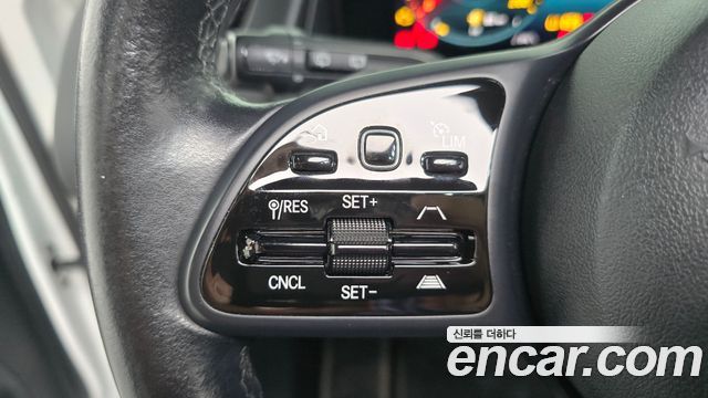 Mercedes-Benz GLB-Class 2021 — photo 16