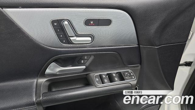 Mercedes-Benz GLB-Class 2021 — photo 18