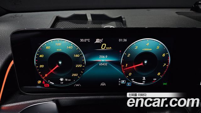 Mercedes-Benz GLB-Class 2022 — photo 11
