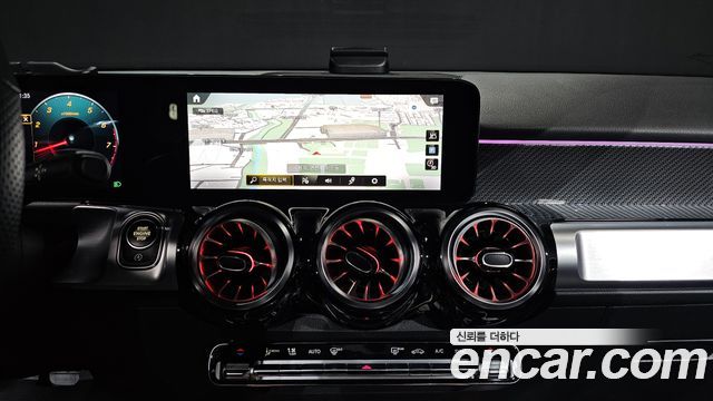 Mercedes-Benz GLB-Class 2022 — photo 20