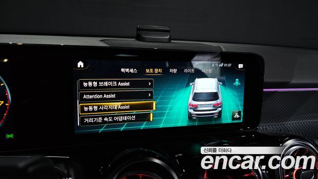 Mercedes-Benz GLB-Class 2022 — photo 22