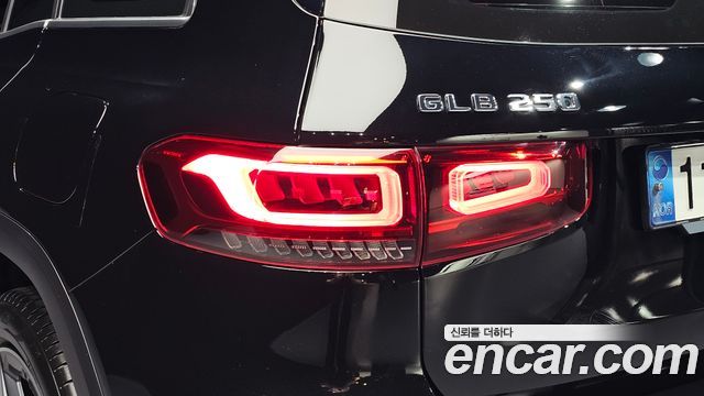 Mercedes-Benz GLB-Class 2022 — photo 9