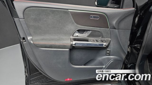 Mercedes-Benz GLB-Class 2022 — photo 14