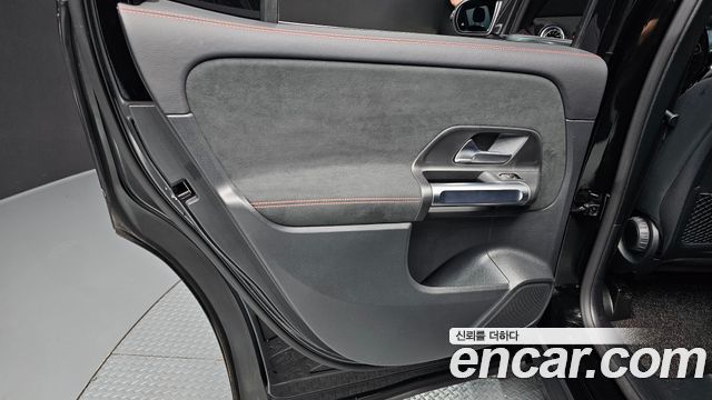 Mercedes-Benz GLB-Class 2022 — photo 15