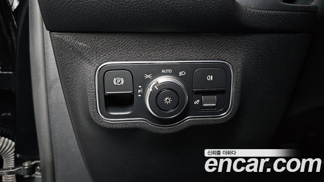 Mercedes-Benz GLB-Class 2022 — photo 28