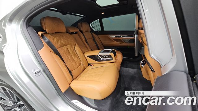 BMW 7-Series 2021 — photo 17