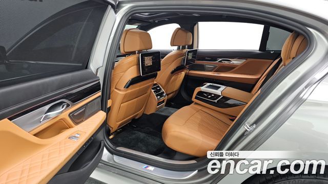 BMW 7-Series 2021 — photo 18