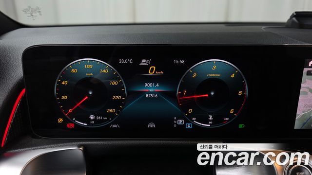 Mercedes-Benz GLB-Class 2022 — photo 11
