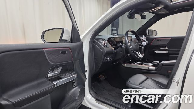 Mercedes-Benz GLB-Class 2022 — photo 13