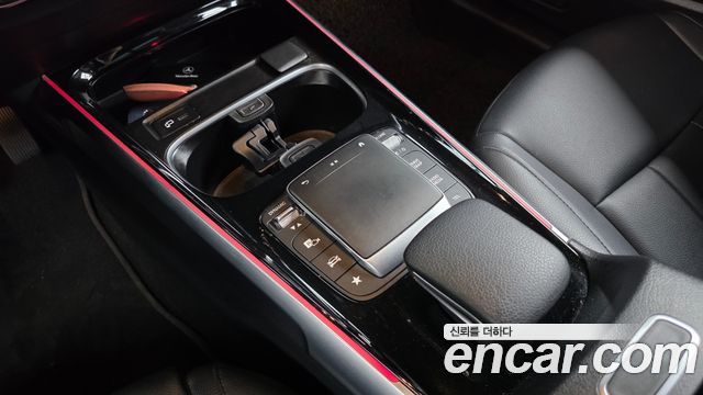Mercedes-Benz GLB-Class 2022 — photo 24