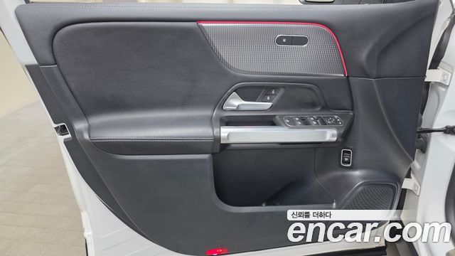 Mercedes-Benz GLB-Class 2022 — photo 14