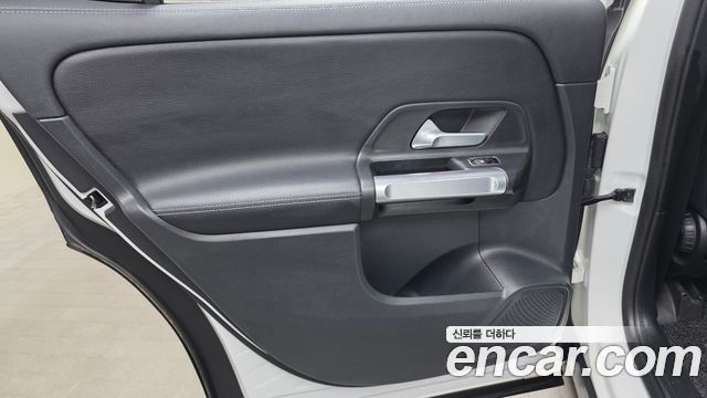 Mercedes-Benz GLB-Class 2022 — photo 15