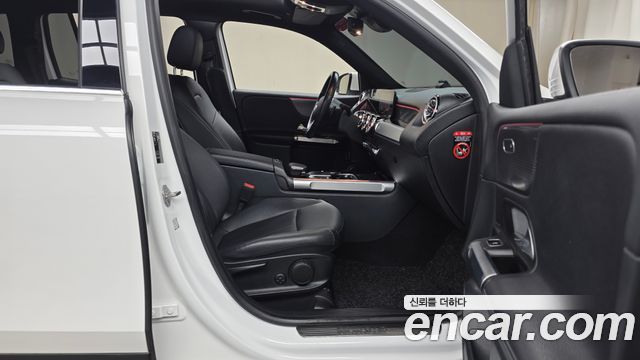Mercedes-Benz GLB-Class 2022 — photo 16