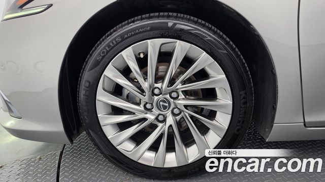 Lexus ES 2021 — photo 5