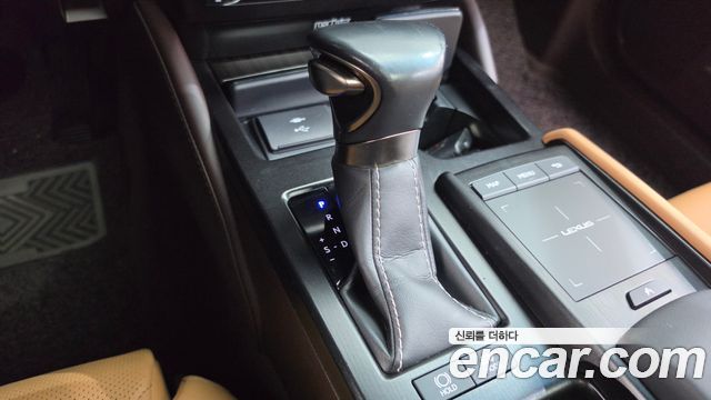 Lexus ES 2021 — photo 12