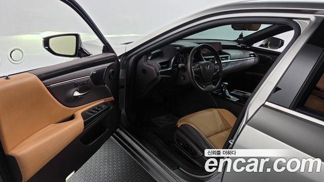Lexus ES 2021 — photo 13