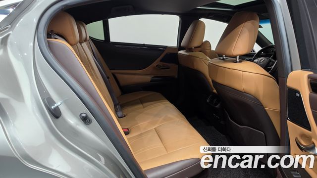 Lexus ES 2021 — photo 17