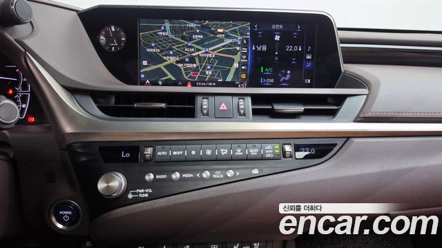 Lexus ES 2021 — photo 18