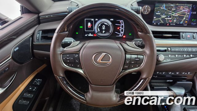 Lexus ES 2021 — photo 19