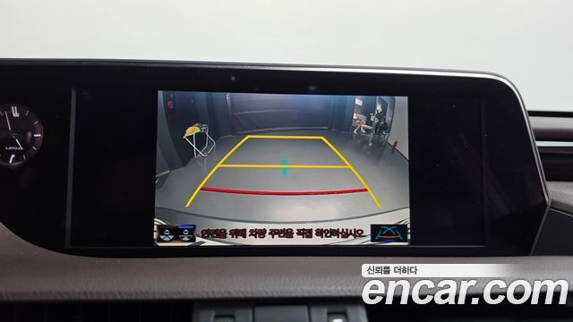 Lexus ES 2021 — photo 20