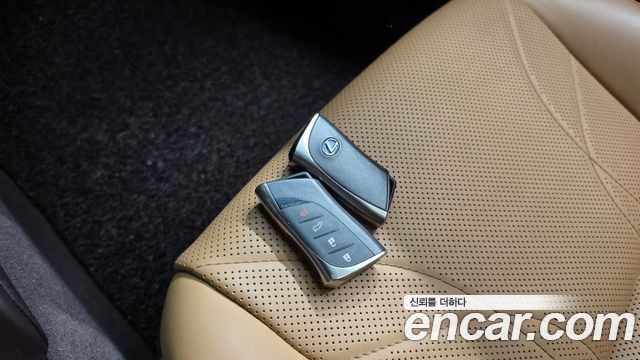 Lexus ES 2021 — photo 23
