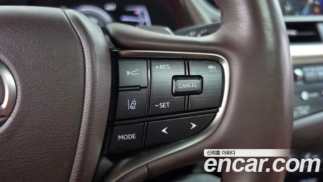 Lexus ES 2021 — photo 24