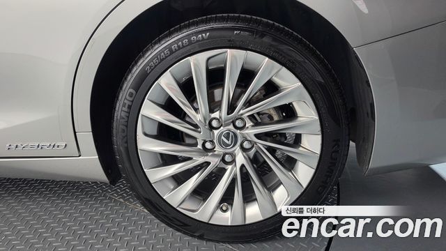 Lexus ES 2021 — photo 7
