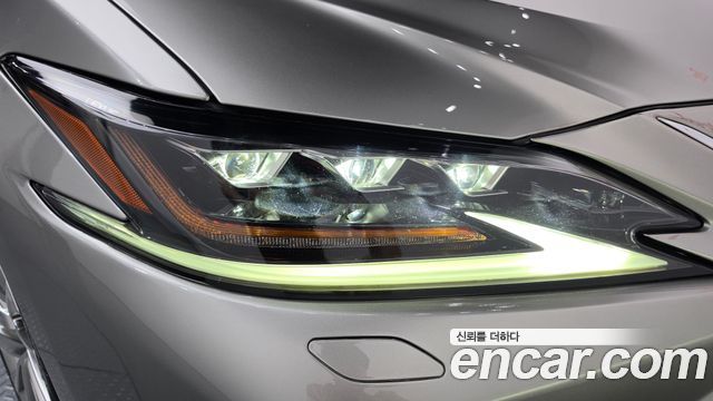 Lexus ES 2021 — photo 8