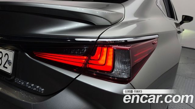 Lexus ES 2021 — photo 9