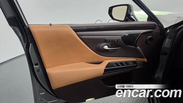 Lexus ES 2021 — photo 14
