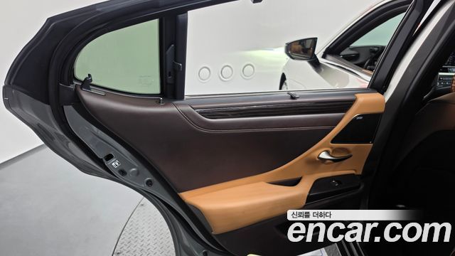 Lexus ES 2021 — photo 15